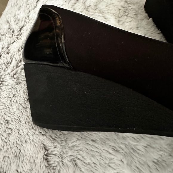 Anne Klein size 10 2” Low Wedge Dress Pump in Black - Picture 2 of 6